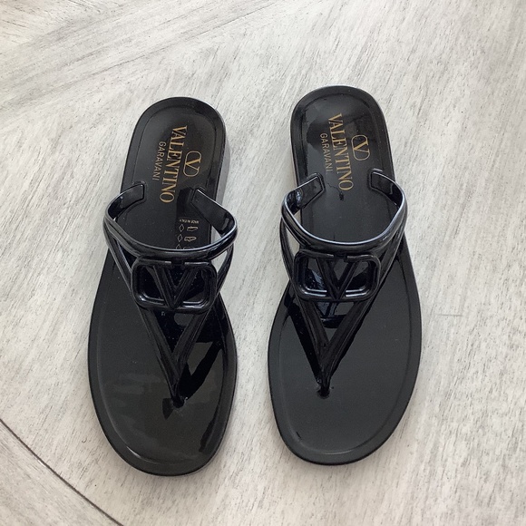 NWOB Valentino Black Thong Rubber Sandals sz 39 - Picture 1 of 7